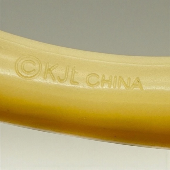 Kenneth Jay Lane Cream Lucite Bracelet with Studs - Picture 3 of 3